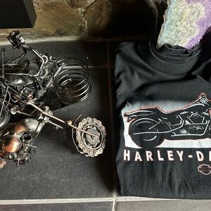 Harley-Davidson Black and White Motorcycle Tee and metal fan decor